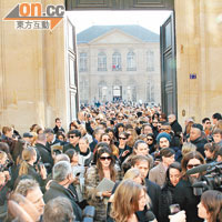 大量人群聚集Dior騷場外，場面墟冚。