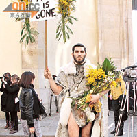 Galliano離任，有粉絲在場外舉紙牌「哀悼」。