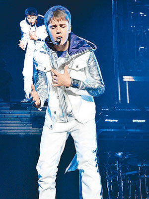 Justin在倫敦演唱令女粉絲着迷。（Getty  Images圖片）