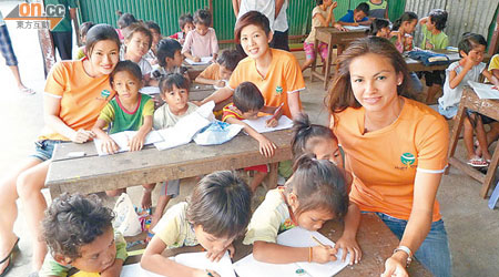 Rosemary到柬埔寨探訪孤兒院小朋友。