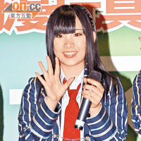 岩佐美咲雖然擔心日本家人，但在活動中仍展露可愛笑容。
