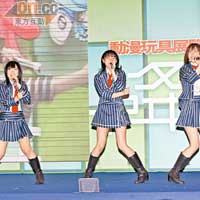 左起：岩佐美咲、藤江麗奈及大家志津香合唱《想見你》，全場喝采。