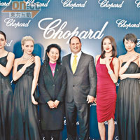 陳敏之（右三）佩戴逾二千萬元鑽飾，與模特兒同出席新店開幕。