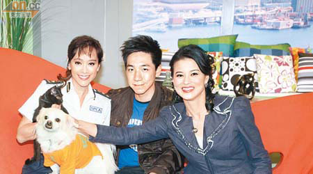 郭秀雲（左起）、柳俊江接受黎燕珊的訪問。