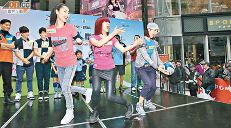 胡定欣（左起）、王君馨及李亞男在台上展示青春活力。