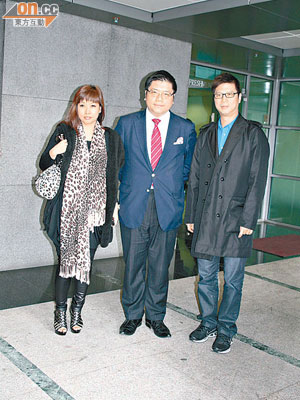 李錦聯（右）與女友在律師陪同下，昨日在九龍城法院提堂。