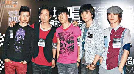 樂隊Mr.的Dash（左二）表示跟落選港姐黃瑩是正常交往。