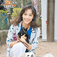郭秀雲帶同一貓一狗出席。
