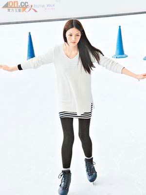 學溜冰的吳亞馨，好幾次幾乎跌倒。