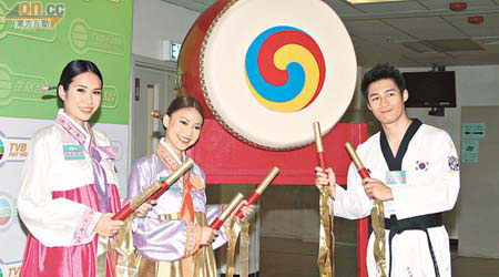 左起：莊思明、李雪瑩和翟威廉宣傳無綫節目。