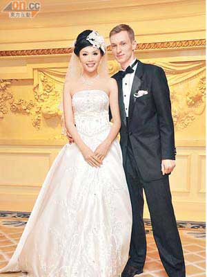 羅泳嫻與德國籍老公舉行婚禮，還自爆兩人是在飛機上結緣。