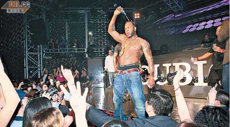 Flo Rida脫掉身上的衣服自淋香檳，掀起全場高潮。