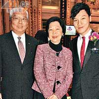 王賢誌初任東華總理，父親王忠桐及母親捧場支持。