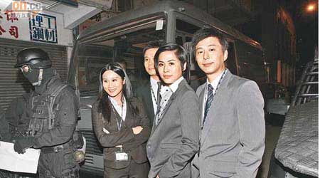 宣萱與鄧健泓及張嘉兒為《飛虎》拍夜景。