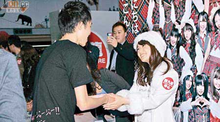 優子對於有港迷學日文趕在握手會和她溝通，深表感動。