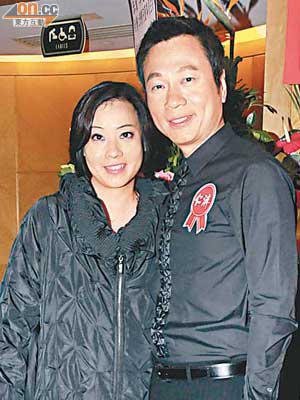 黎耀祥與太太出席仁濟晚宴。