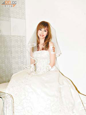 傅穎很喜歡穿婚紗，憧憬將來結婚場面。