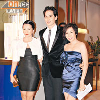 李桂蘭（右起）、兒子戴尚安及女友Gina盛裝赴會。
