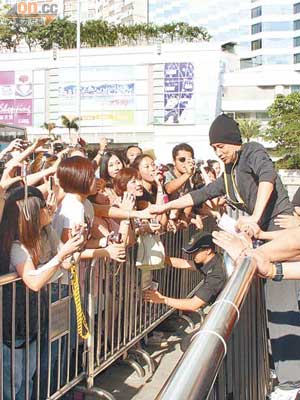 學友不顧危險站在鐵馬上跟fans握手。