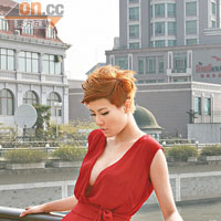 當日上海氣溫只得三度，趙碩之亦冒寒穿性感衫拍攝。