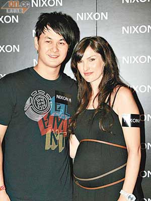 許懷欣宣布外籍太太懷有五個月孖胎。
