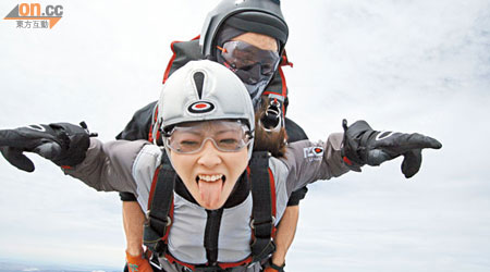 在空中跳飛機的愉快感覺，Janet樂意與伴侶再玩一次。