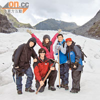 新西蘭大自然美景多的是，包括攝製隊身處的大冰山。
