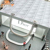 Dior把會場布置成手袋，大有心思。