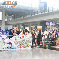 逾百fans在機場迎接2AM，聲勢浩大。
