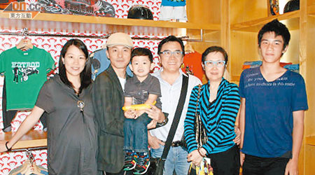 姜依蘭開店，老公曹永廉抱囝囝、父母及細佬現身支持。