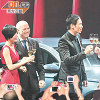 楊怡與陳豪舉起香檳，與品牌高層碰杯。