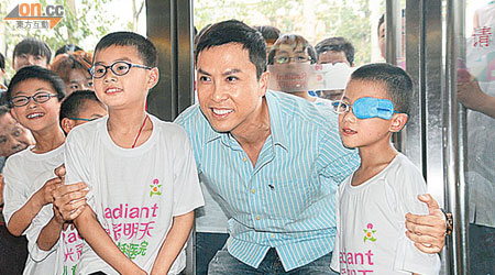 甄子丹出席北京慈善活動，探望眼患病童。