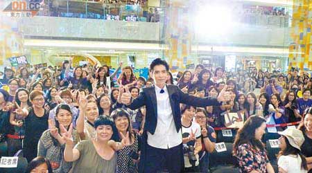 蕭敬騰昨日出席演唱會記招，吸引大批fans撐場，他更與女fans合照。