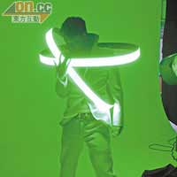 林峯孭上數十磅綠色燈環拍攝海報，大顯鋒芒。
