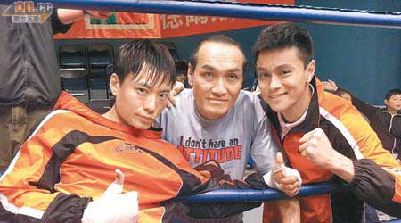 陳志健（左起）拍打拳戲，得冼灝英及黃浩然打氣。