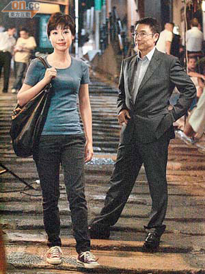 劉松仁與江美儀前晚於石板街拍外景。