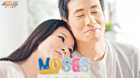 廣告中，女模特兒為陳豪送上MOSES字樣蛋糕。