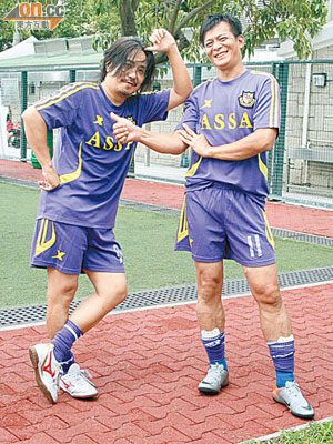 黃日華（右）與林敏驄同是「明星足球隊」的中堅分子。