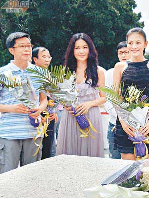 左起：導演趙崇基、溫碧霞及江若琳向七十二烈士獻花。
