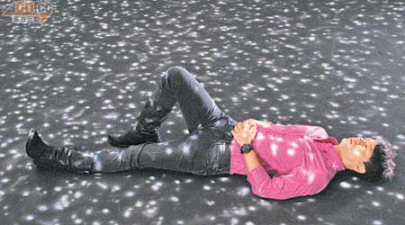 李克勤躺在地上，細賞漫天星海的浪漫美景。