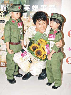 韓庚獲兩名穿上軍服的小朋友獻花，場面有趣。