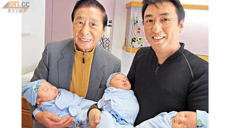 爺爺李兆基與初為人父的李家傑抱着三胞胎，喜悅之情溢於言表。（資料圖片）
