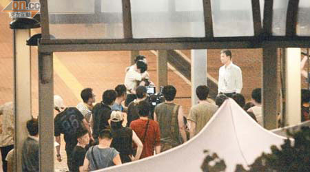 任達華與李心潔日前在中環拍攝一場擁抱戲份。