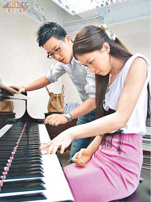 Janice在鋼琴王子陳雋騫指導下專心學琴。
