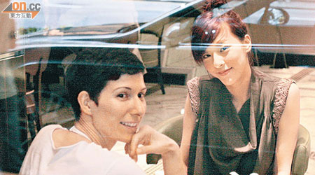 李蘢怡（右）與外籍友人發現記者，即面向鏡頭報以一笑。