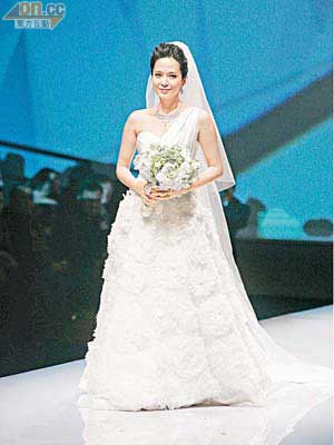 宣布年底出閣的郭羨妮，婚期要改到明年。