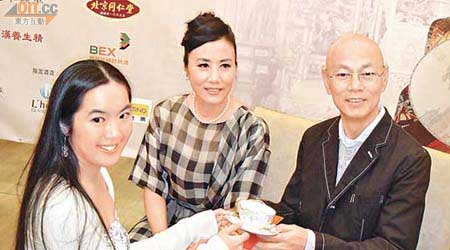 汪明荃與羅家英跟舞台劇《德齡與慈禧》演員李沛妍舉行上契儀式。