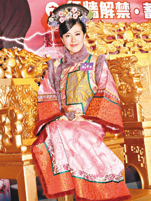 唐詩詠以劇中清裝造型現身，並飾演馬國明的老婆。