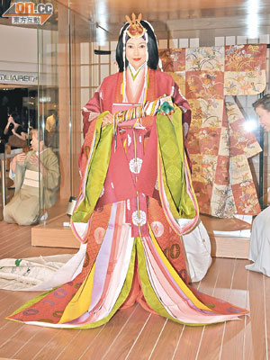 楊汀叮身穿日本公主的嫁衣示人，大搞噱頭。