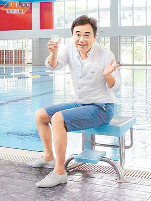 陳昇在游泳池邊拍廣告，連續跳水四次稱無難度。